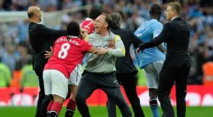 Екс звезда на Юнайтед налетя на съотборник (ВИДЕО)