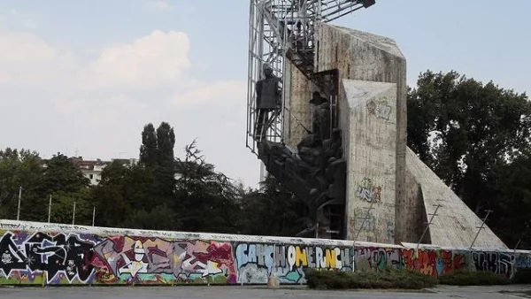 Мемориални плочи сменят паметника пред НДК 