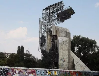 Архитектите в България искат реставрация на паметника пред НДК