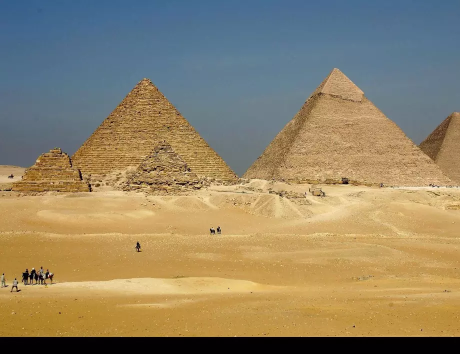 Заради коронавируса: Дезинфекцират около пирамидите в Египет