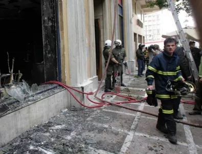 Бомба избухна в атинското данъчно