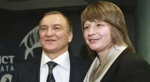 {{ otherArticle[0].article.title }}