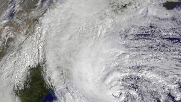 Ураганът Одил унищожи цели квартали на Мексико