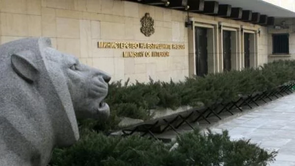 Обяснението на МВР за бежанците пред джамията в София
