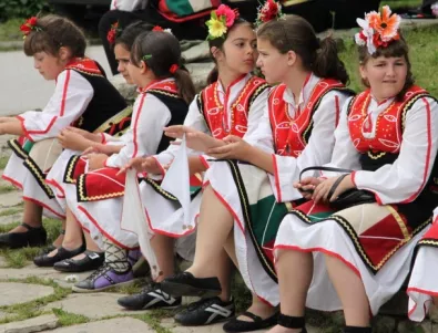 Читалище в Долна Оряховица набира средства за носии на детски ансамбъл