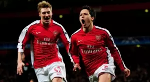 СНИМКИ: Екс звезда на Арсенал скъса с миска и се хвана с бисексуална актриса