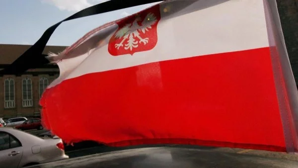 Президентът на Полша Лех Качински загива в самолетна катастрофа