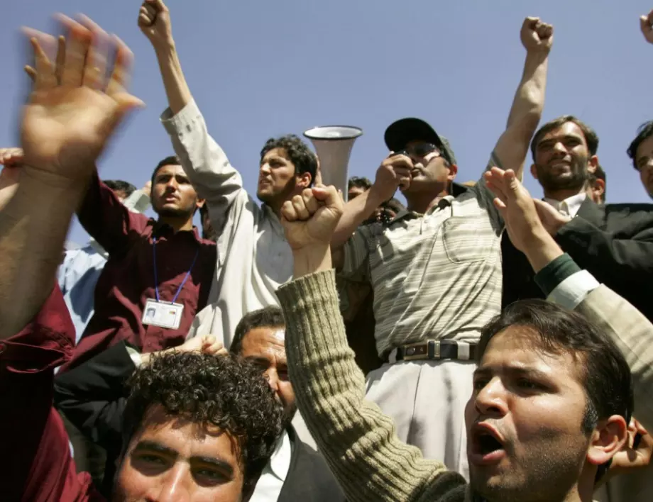Четири телевизии в Афганистан прекратиха излъчване заради настъпления на талибаните 
