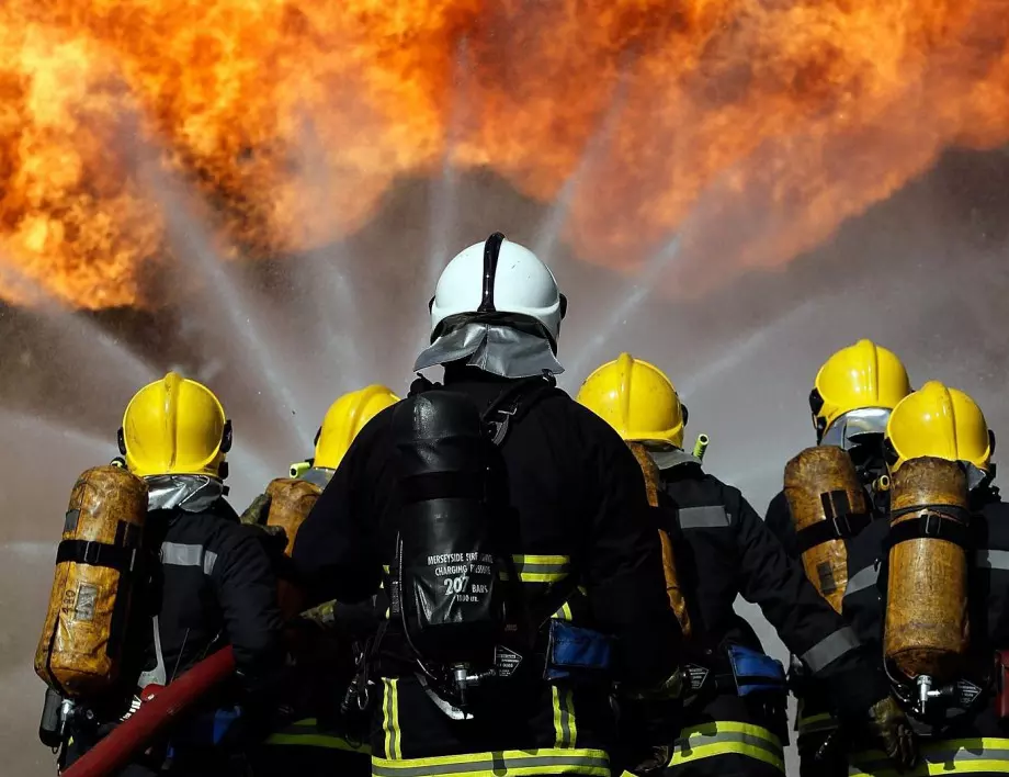 Голям пожар в търговския център "Глобал" в Струмица 
