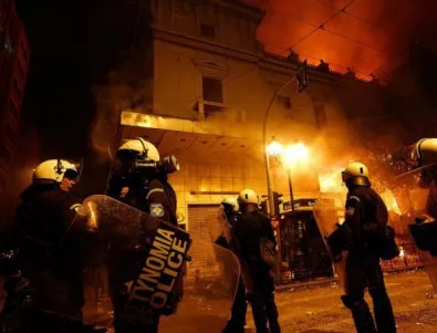 Трета поредна нощ на сблъсъци между анархисти и полиция в Атина