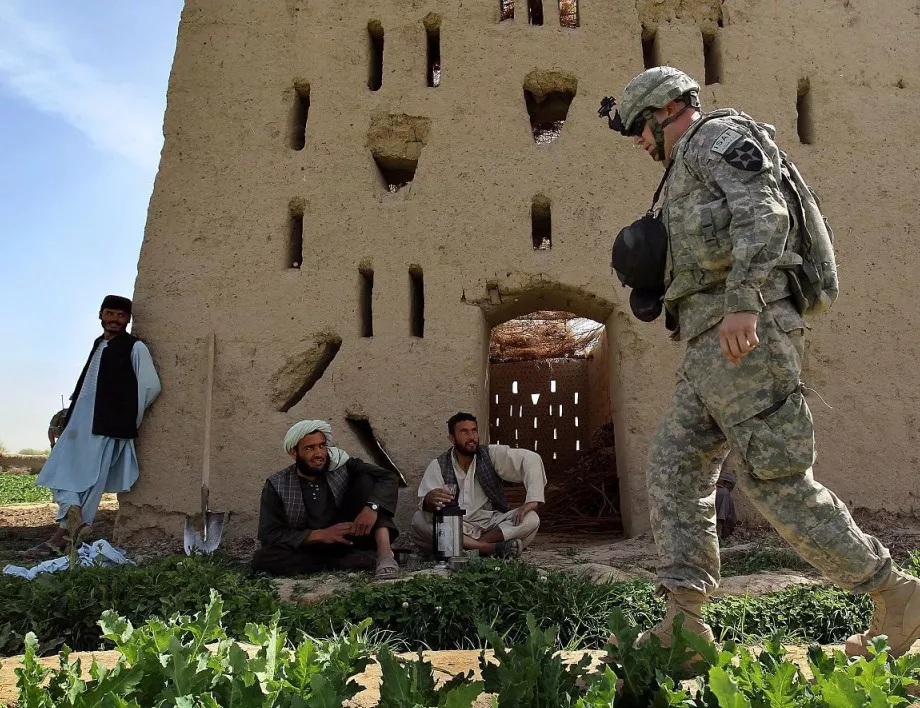 Серия от експлозии в деня на изборите в Афганистан