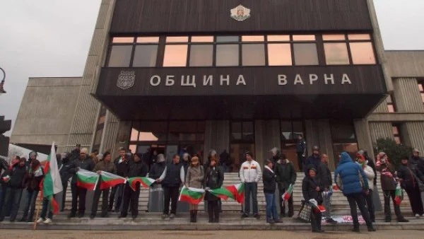 Протестът за оставка на областния управител на Варна събра 200 души