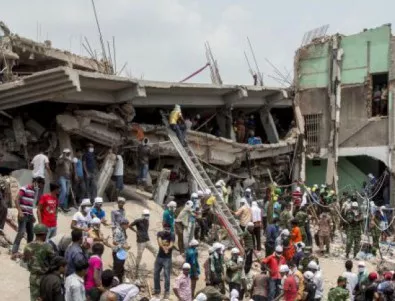 Над 100 души са затрупани при срутването на сграда в Индия