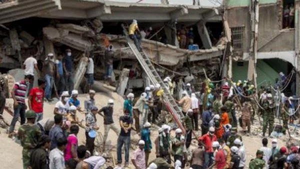 Над 100 души са затрупани при срутването на сграда в Индия