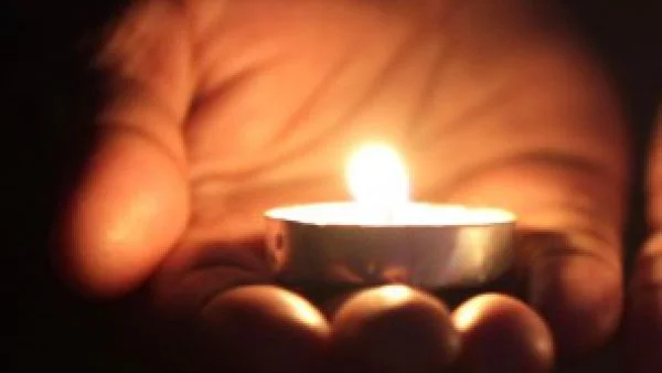 Почина Демис Русос