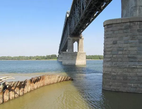 Временно спират движението по Дунав мост 2