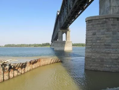 ТИР блокира пътя за Дунав мост 2