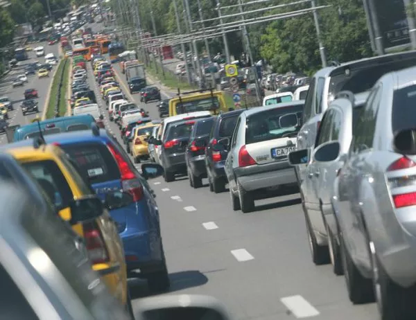 Двойно повече коли на глава от населението от 1990 г. насам, 600 автомобила дневно се регистрират в София