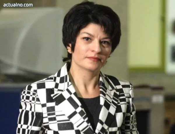 Десислава Атанасова чака извинение от министър Андреева