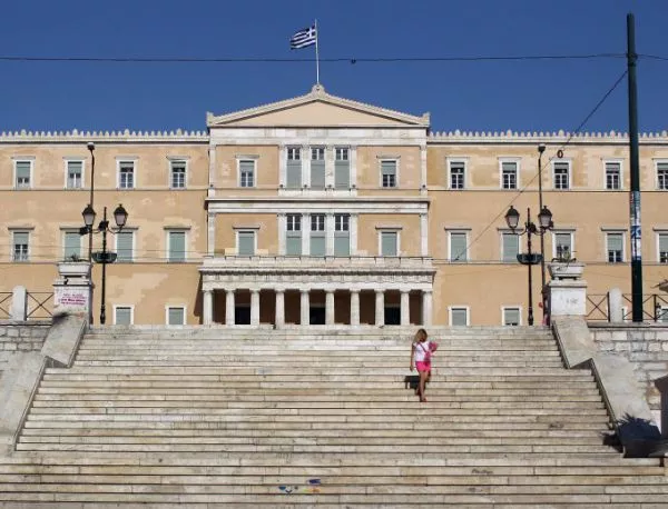 Гръцкият парламент одобри третата спасителна програма