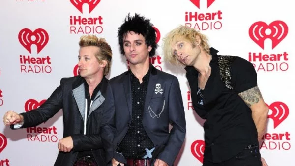 Green Day представиха заглавното парче от новия си албум