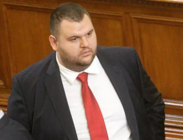 Конституционният съд казва днес дали Пеевски остава депутат