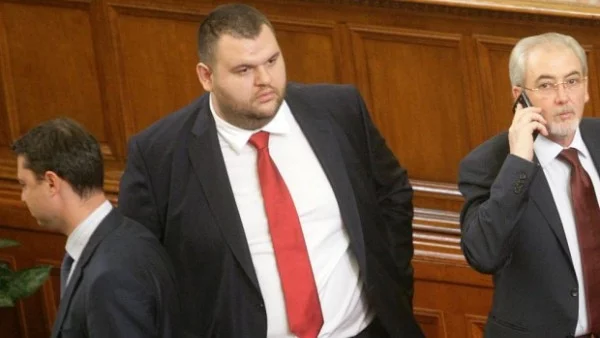 Фейсбук група посвети стих на Делян Пеевски 