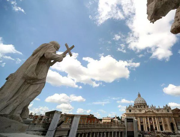 Скандал с поверителни данни разтресе Ватикана 