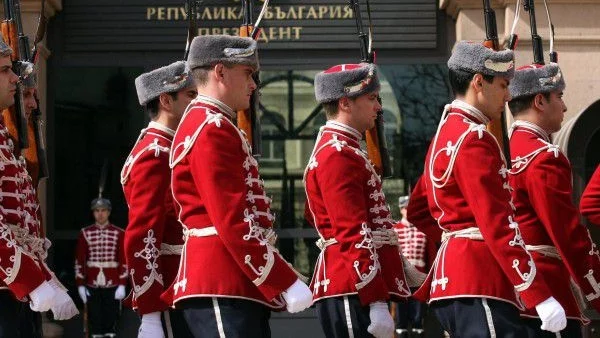 Издигат националния флаг пред Президентството за Деня на народните будители