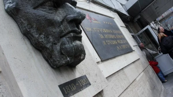 Скочилият на релсите мъж е със счупен череп и ампутирани пръсти
