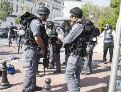 Неизвестен нападна с нож минувачи в предградие на Тел Авив 