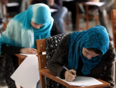 Официално: Франция въведе забрана за носене на абая в първия учебен ден