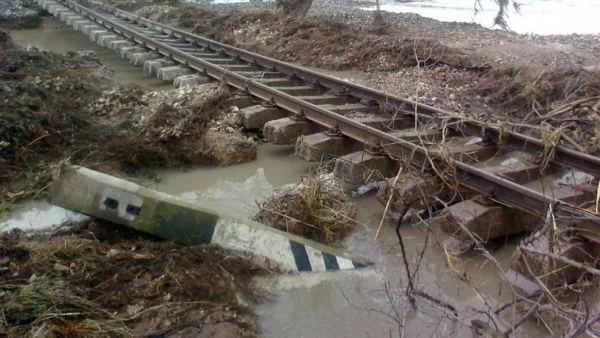 Спряха влакове заради проливните дъждове