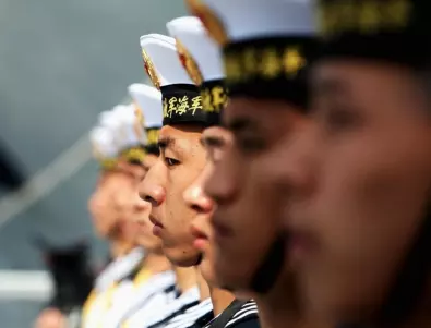 Кораб с китайски моряци акостира в Бургас