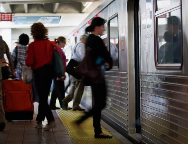Влак на метрото в Ню Йорк дерайлира, има ранени (Видео)