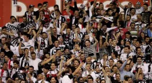 ВИДЕО: Фенове на Бешикташ размахаха ятагани в автобус!