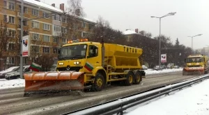 300 машини чистят пътищата в районите със снеговалеж