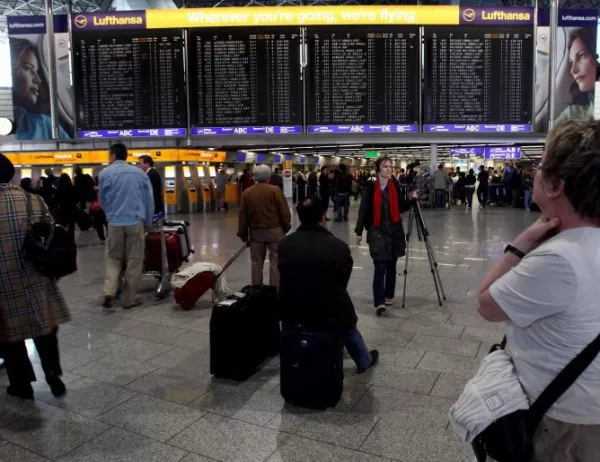 Двама души са задържани на летище в Париж за всяване на паника