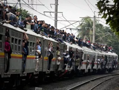 Жертвите на влаковата катастрофа в Индия надхвърлиха 100