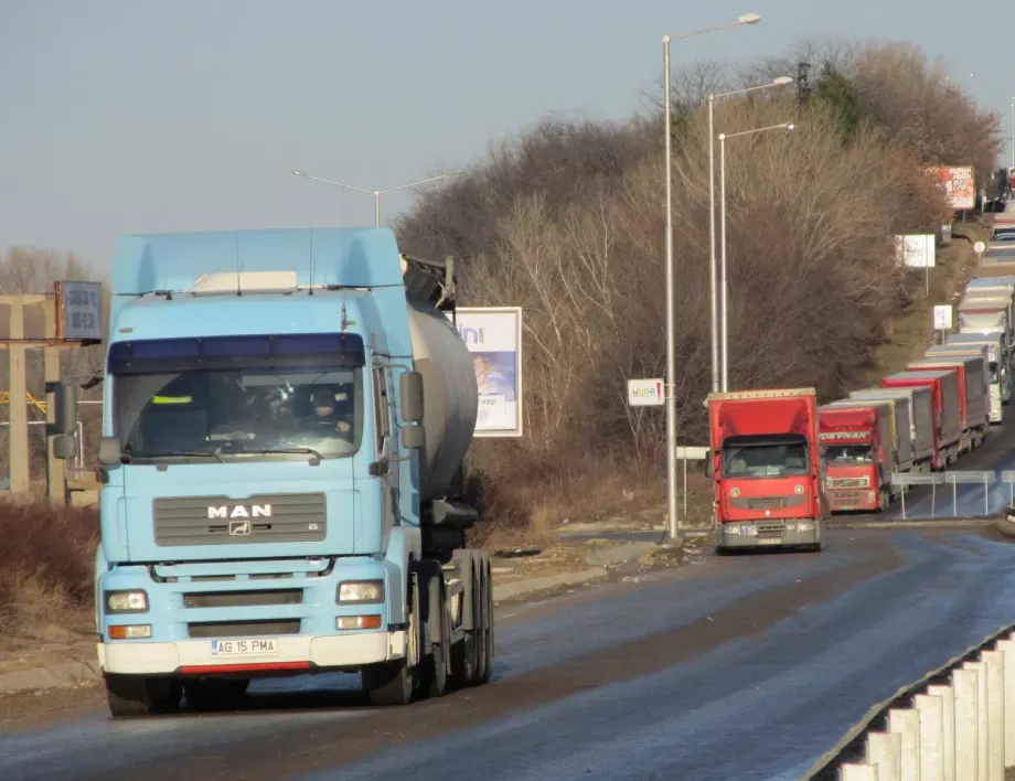 Интензивен трафик от излизащи от страната ТИР-ове на ГКПП "Русе" и на "Лесово" 