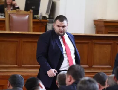 Пеевски не ходи на работа, но получава депутатската си заплата