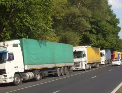Най-тежките камиони се спират от движение за шест часа