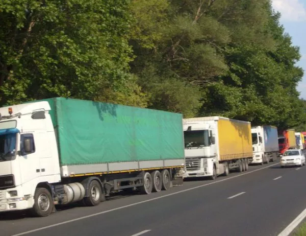 Най-тежките камиони се спират от движение за шест часа