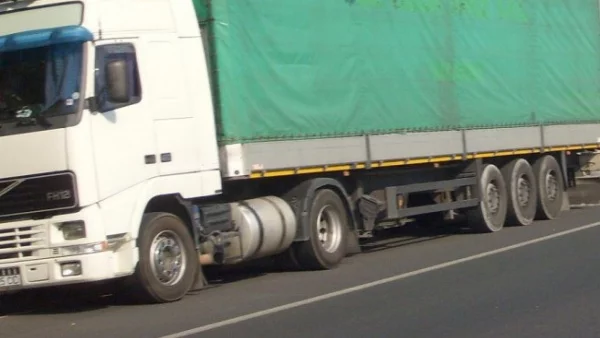 45-годишен мъж загина под гумите на камион, ремонтирайки го