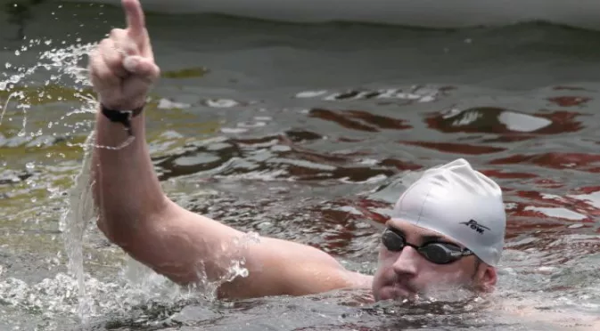 Петър Стойчев е световен шампион по плуване в ледени води с рекорд