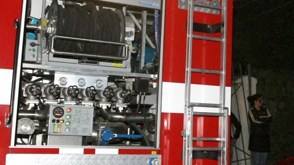 Голям пожар в центъра на Бургас е пламнал снощи