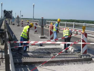 Преминаването по Дунав мост се е удължило с около 50 мин. заради ремонта