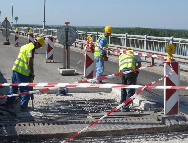 Асфалтът на Дунав мост II издържа около година