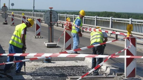 Асфалтът на Дунав мост II издържа около година