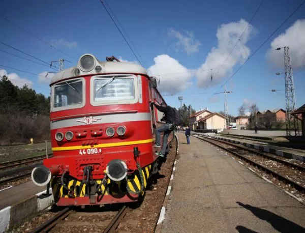 Влак по линията София-Видин закъса на гара Бели Извор